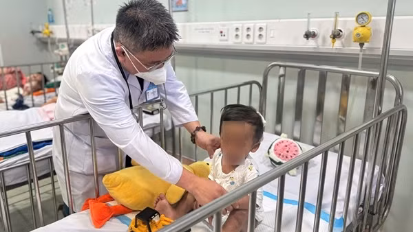 TP Hồ Chí Minh: Làm rõ vụ bé trai bị mẹ ruột và người tình bạo hành gây đa chấn thương
