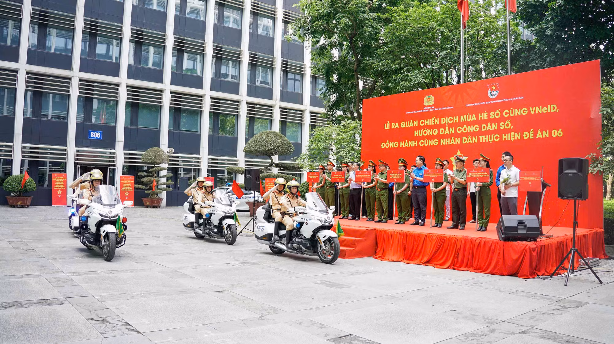 "Đi từng ngõ, gõ từng nhà" đưa tiện ích số đến với người dân ảnh 4