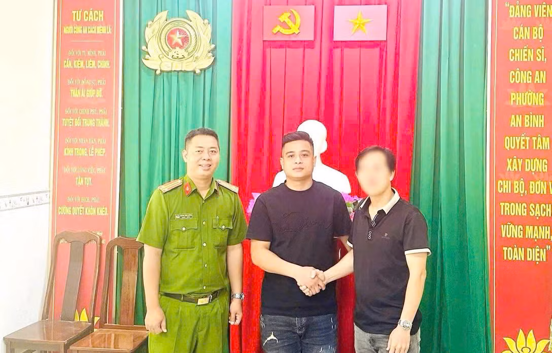 Công an phường hỗ trợ người dân nhận lại trên 1 tỷ đồng chuyển nhầm -0