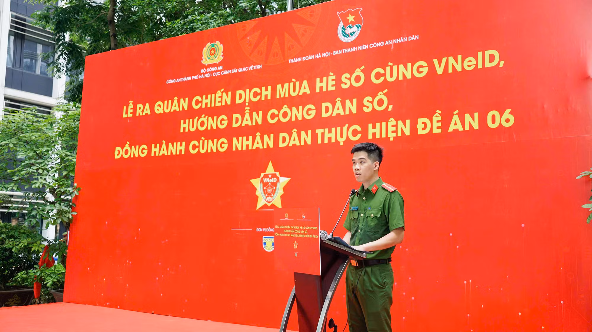 "Đi từng ngõ, gõ từng nhà" đưa tiện ích số đến với người dân ảnh 2