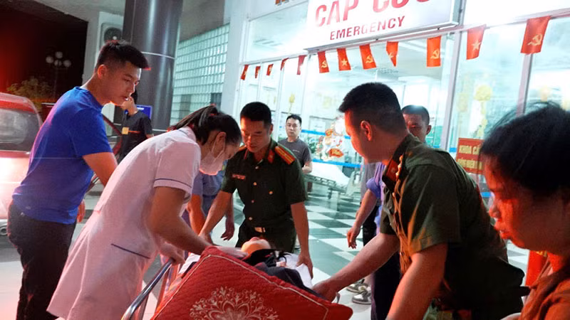 Cứu thành công cháu bé 5 tuổi bị lạc, ngã trong rừng lúc đêm tối -1