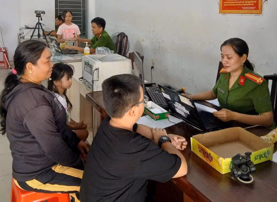 Tất cả vì sĩ tử: Công an TP Hồ Chí Minh tăng tốc cấp căn cước cho học sinh -0