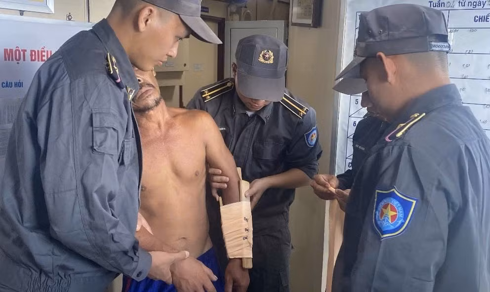 Tàu kiểm ngư kịp thời cấp cứu ngư dân bị tai nạn lao động trên biển -0