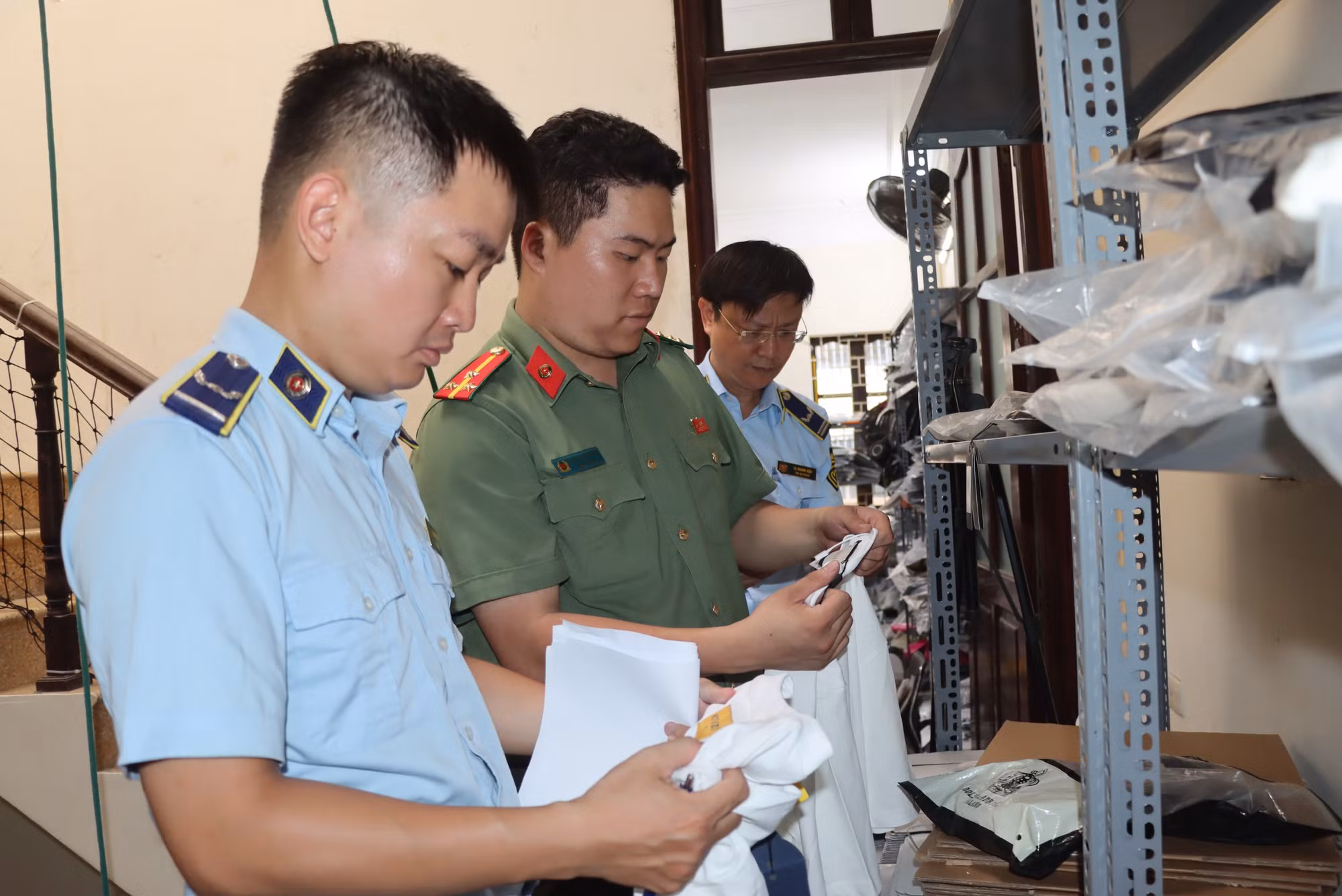 Phát hiện và tạm giữ hơn 700 sản phẩm quần áo, giày dép có dấu hiệu giả mạo nhiều thương hiệu nổi tiếng -0