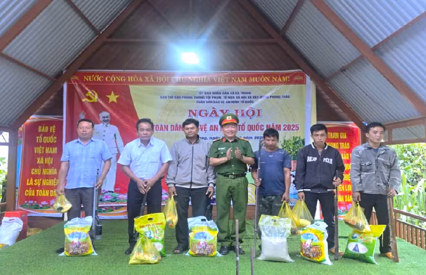 Thiết thực mô hình “Đổi quà lấy vũ khí, vật liệu nổ” -0