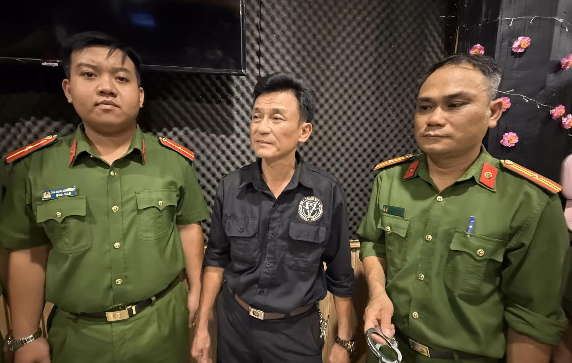 Bắt tạm giam tài xế đi xe Jeep ngược chiều còn đe doạ tài xế xe công nghệ -0