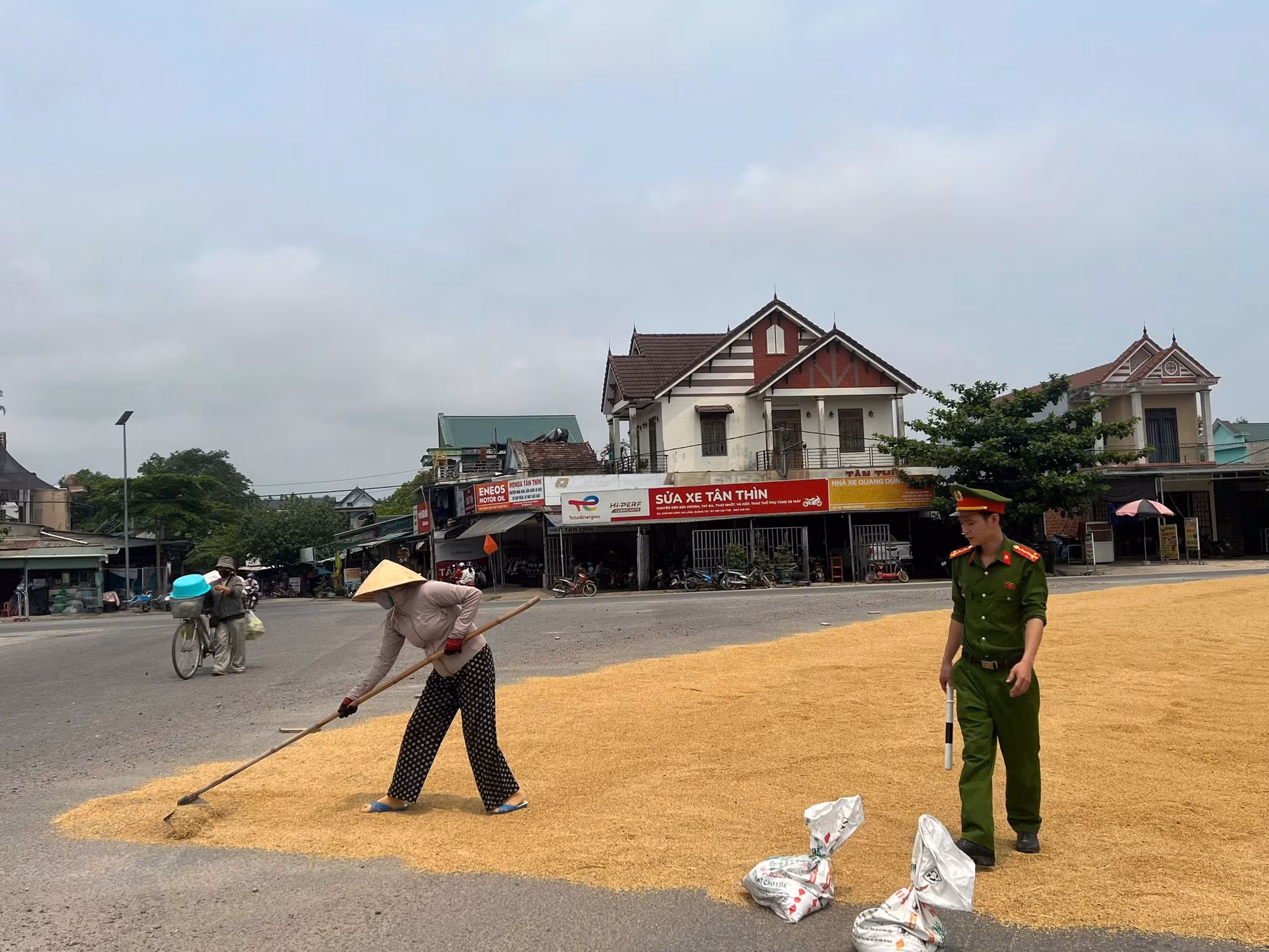 Những hiểm hoạ từ việc người dân phơi thóc trên các tuyến giao thông -0