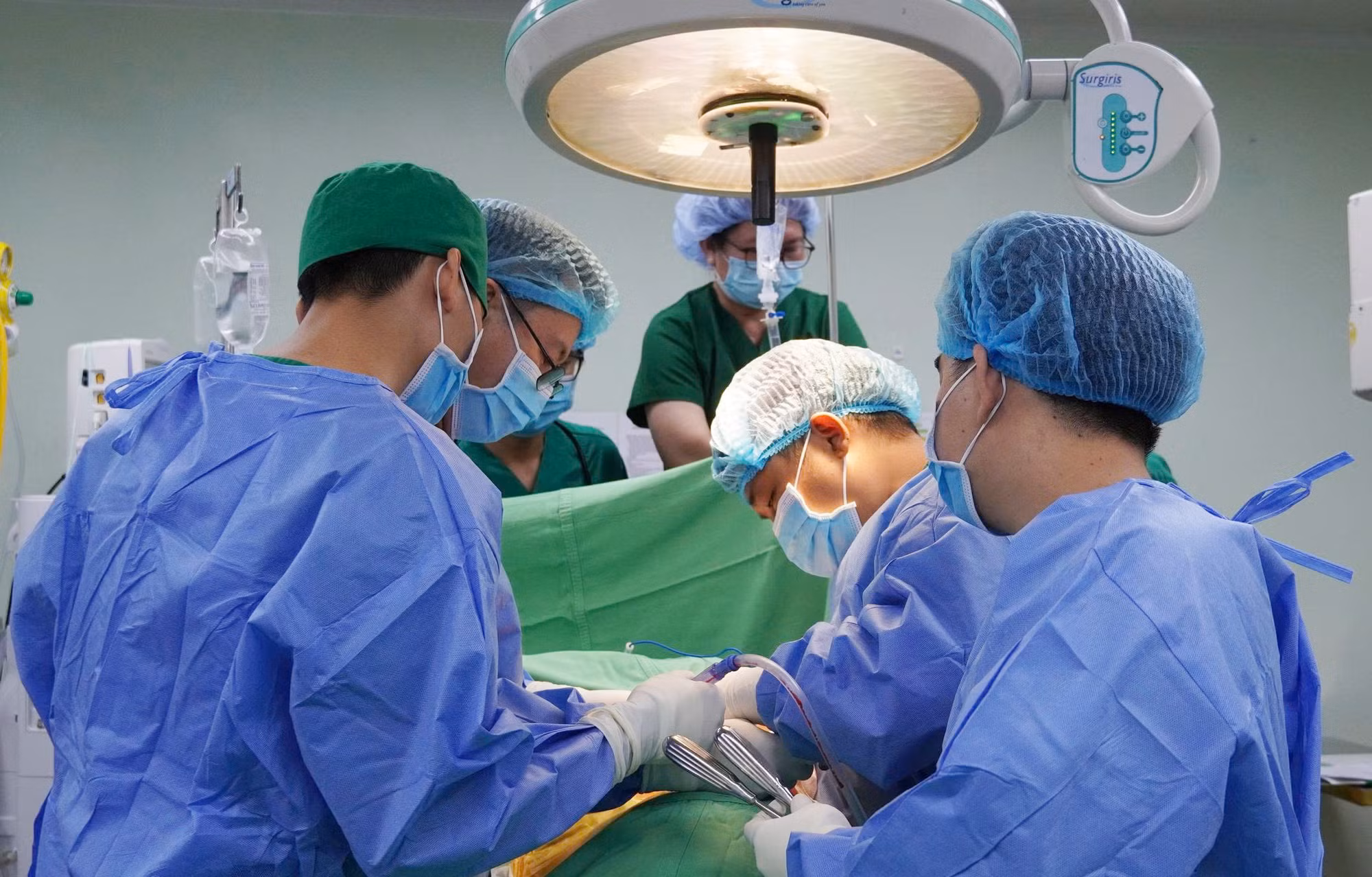 Các BS phẫu thuật cho bệnh nhân.