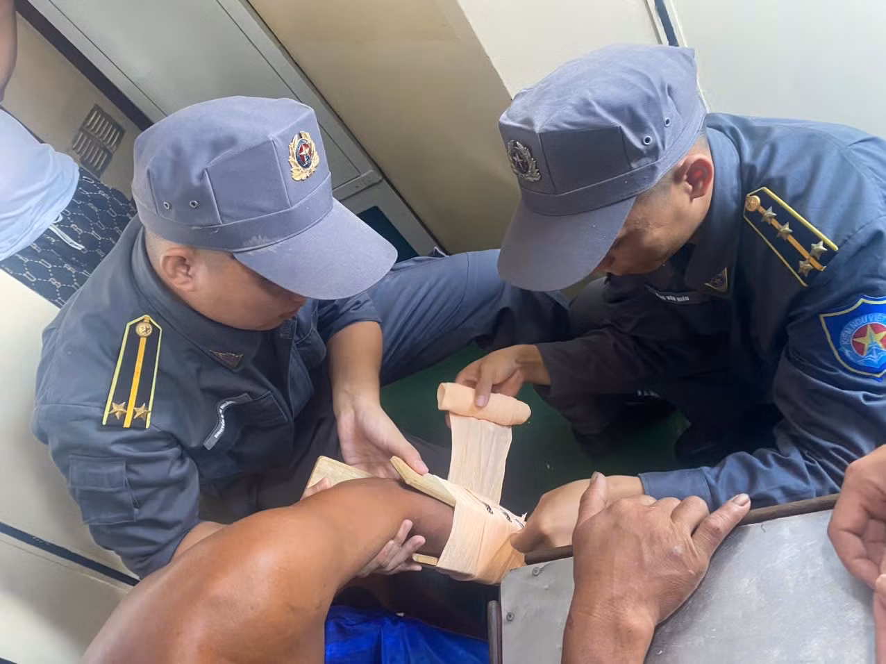 Tàu kiểm ngư kịp thời cấp cứu ngư dân bị tai nạn lao động trên biển -1