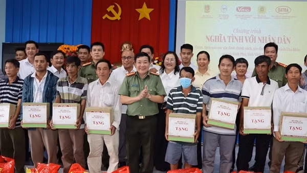 Cục Ngoại tuyến tổ chức chương trình Nghĩa tình với nhân dân