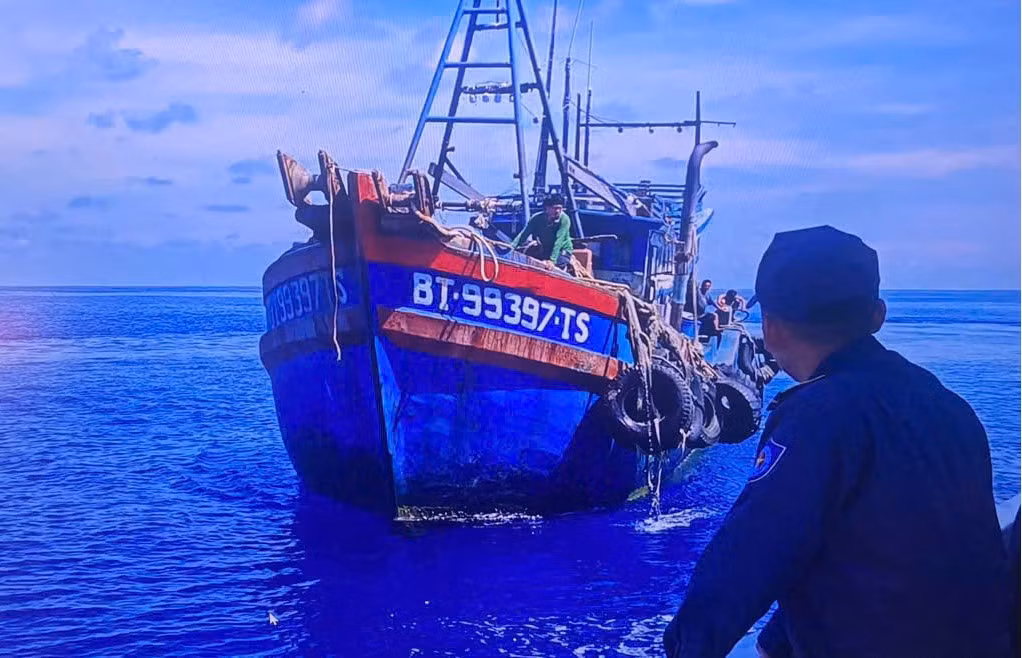 Tàu kiểm ngư kịp thời cấp cứu ngư dân bị tai nạn lao động trên biển -3