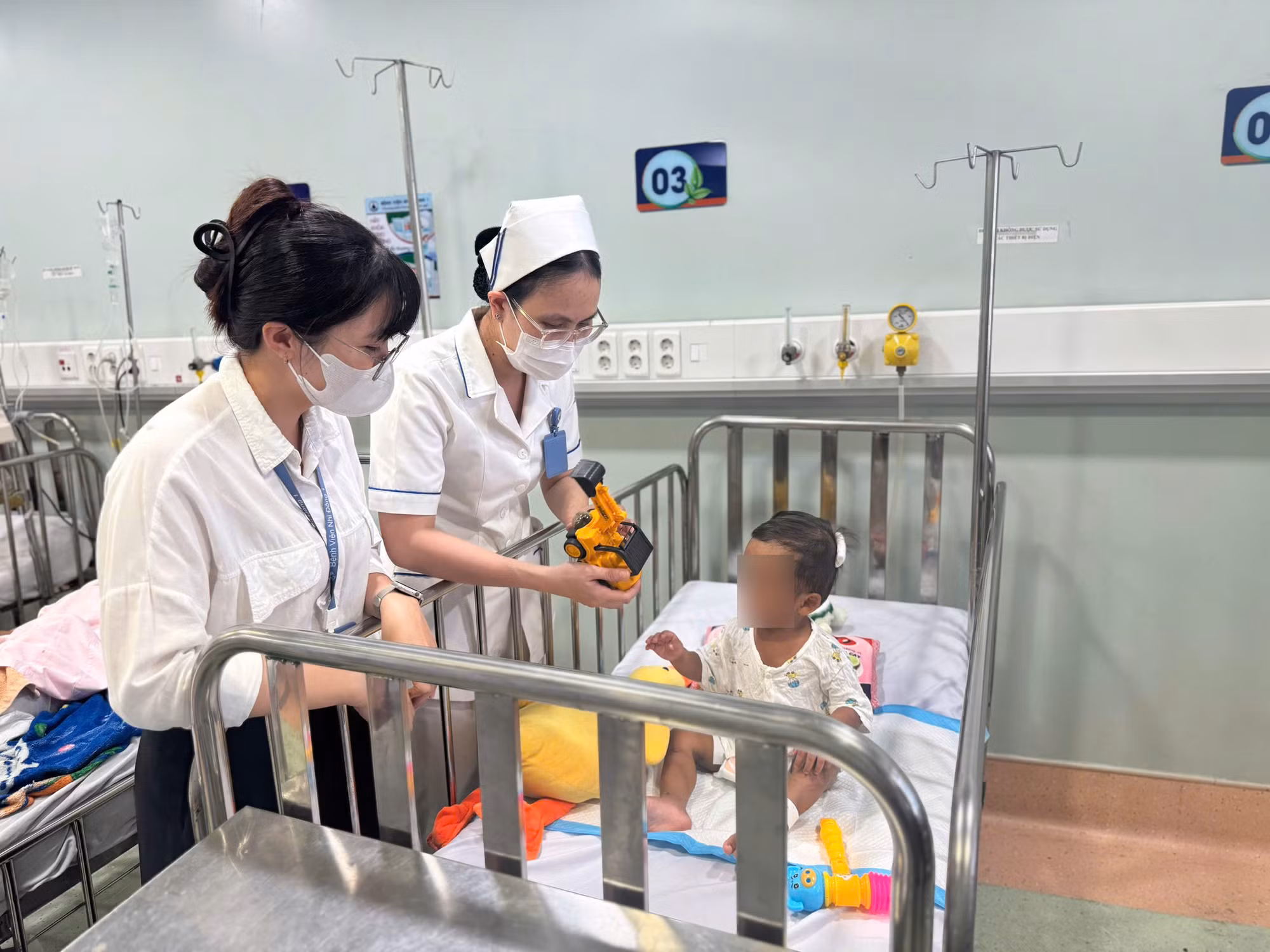TP Hồ Chí Minh: Làm rõ vụ bé trai bị mẹ ruột và người tình bạo hành gây đa chấn thương -2