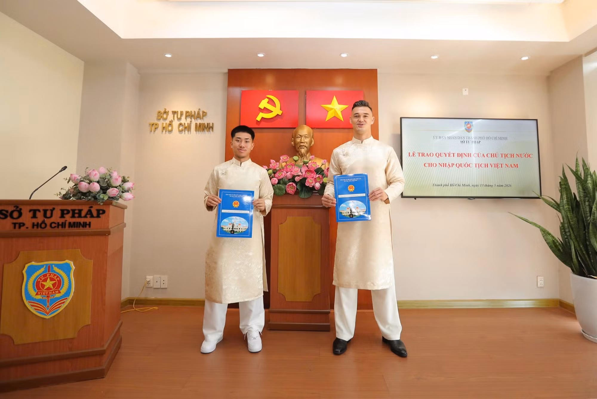 Hai cầu thủ Việt kiều Khoa Ngô và Lê Giang Patrik nhận quốc tịch Việt Nam -1