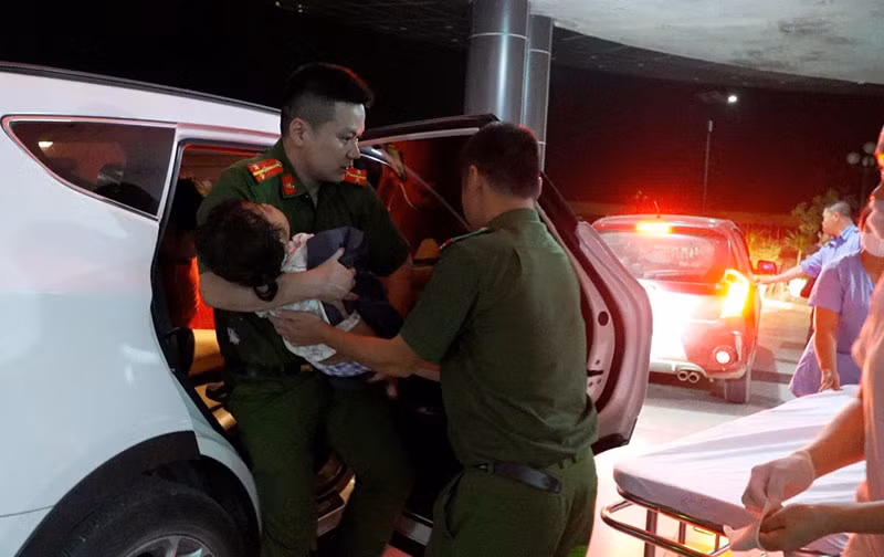 Cứu thành công cháu bé 5 tuổi bị lạc, ngã trong rừng lúc đêm tối -0