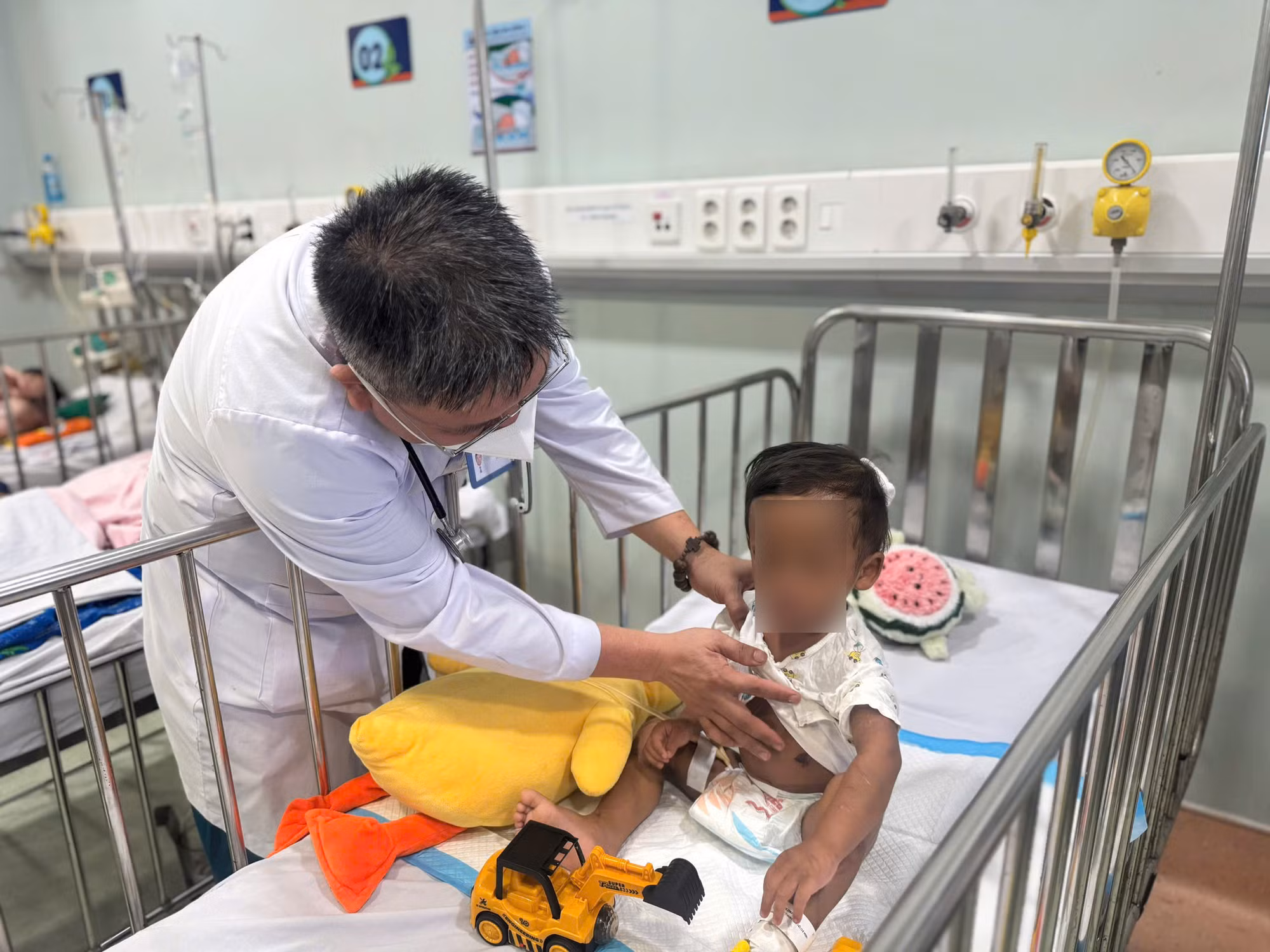 TP Hồ Chí Minh: Làm rõ vụ bé trai bị mẹ ruột và người tình bạo hành gây đa chấn thương -1