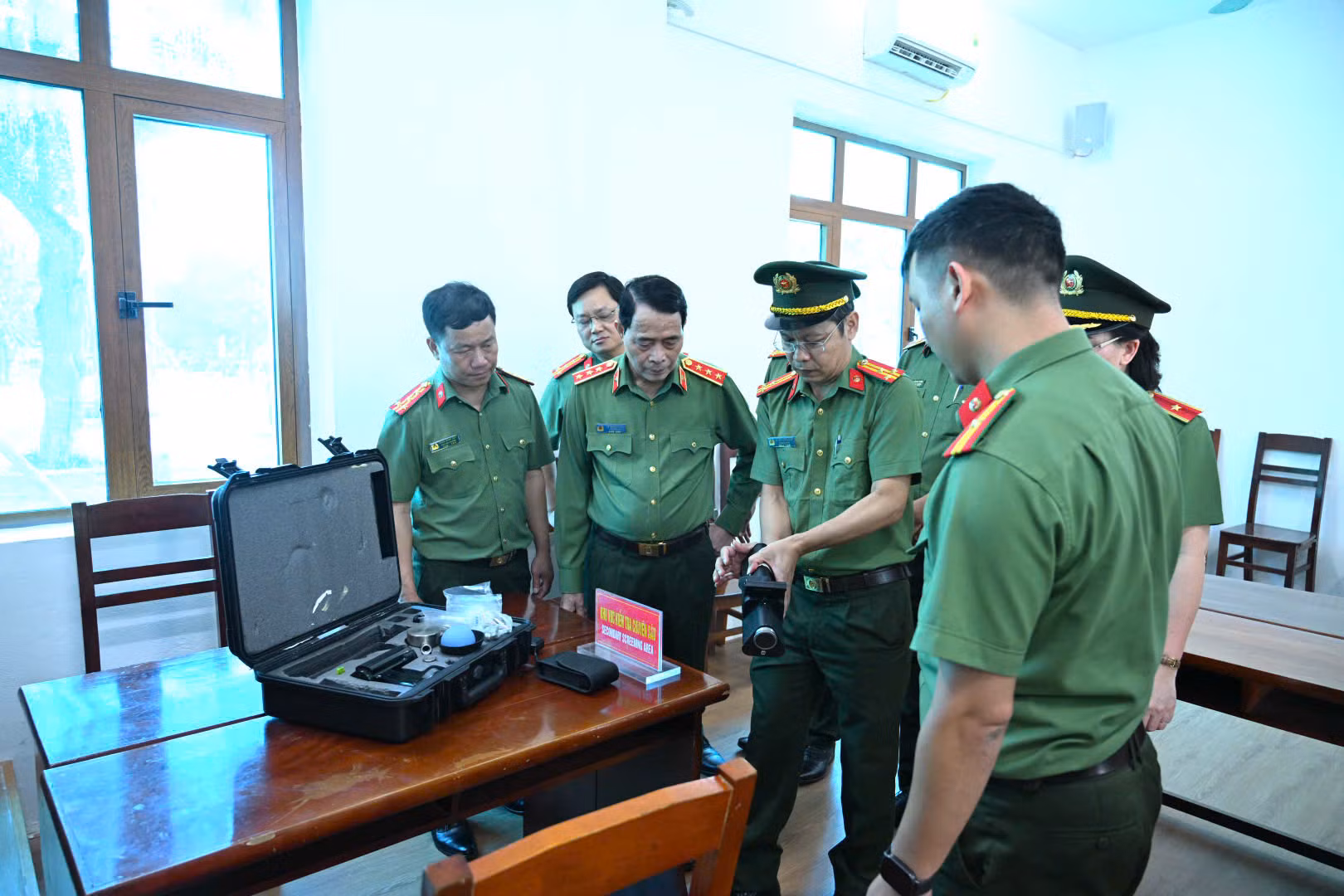 Thứ trưởng Lê Quốc Hùng: Chuẩn bị tuyệt đối an toàn công tác đào tạo, bồi dưỡng, huấn luyện lực lượng bảo đảm an ninh hàng không -0