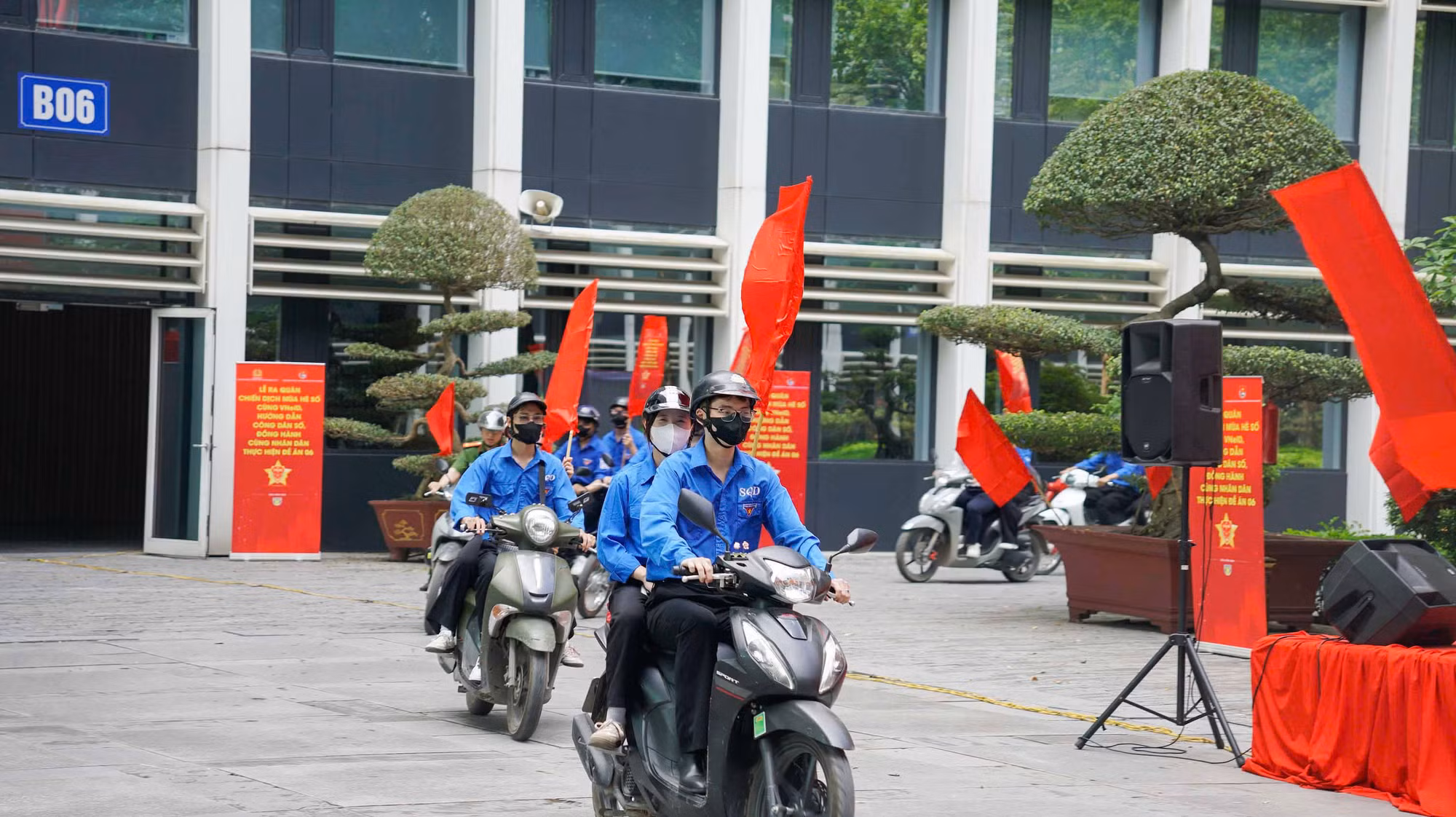 "Đi từng ngõ, gõ từng nhà" đưa tiện ích số đến với người dân ảnh 7