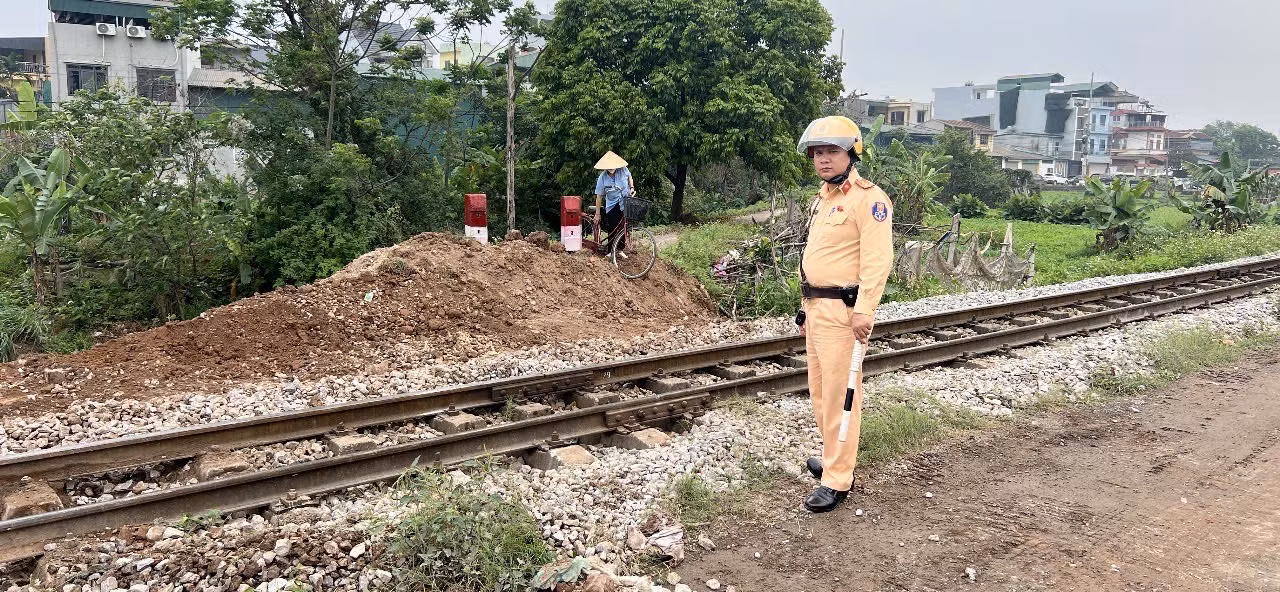 Bộ Xây dựng đề nghị Bộ Công an phối hợp siết chặt kỷ cương trật tự đường sắt theo Nghị định mới -0