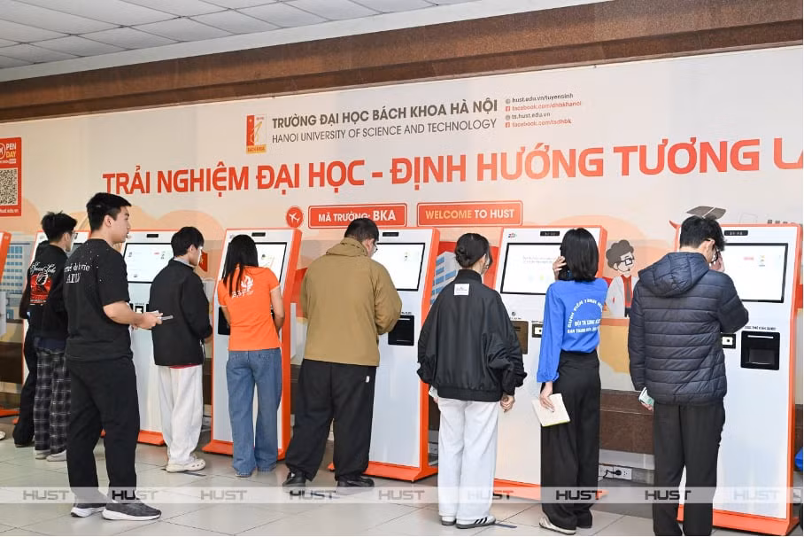 Tăng mạnh thí sinh đăng ký thi TSA đợt cuối của Đại học Bách khoa -0