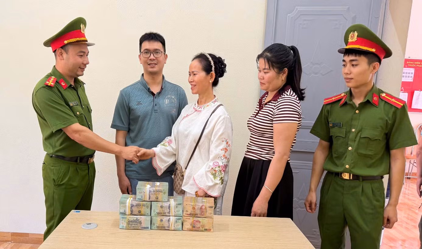Lai Châu: Công an xã Pắc Ta hỗ trợ người dân trả lại 2,9 tỷ đồng chuyển nhầm -0