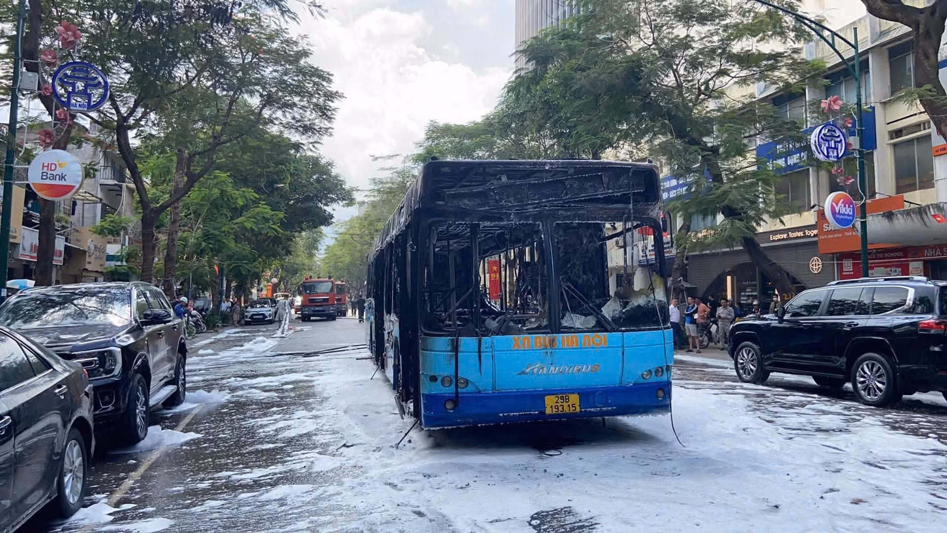 Mọi hành khách đều an toàn sau sự cố xe buýt bị cháy -0