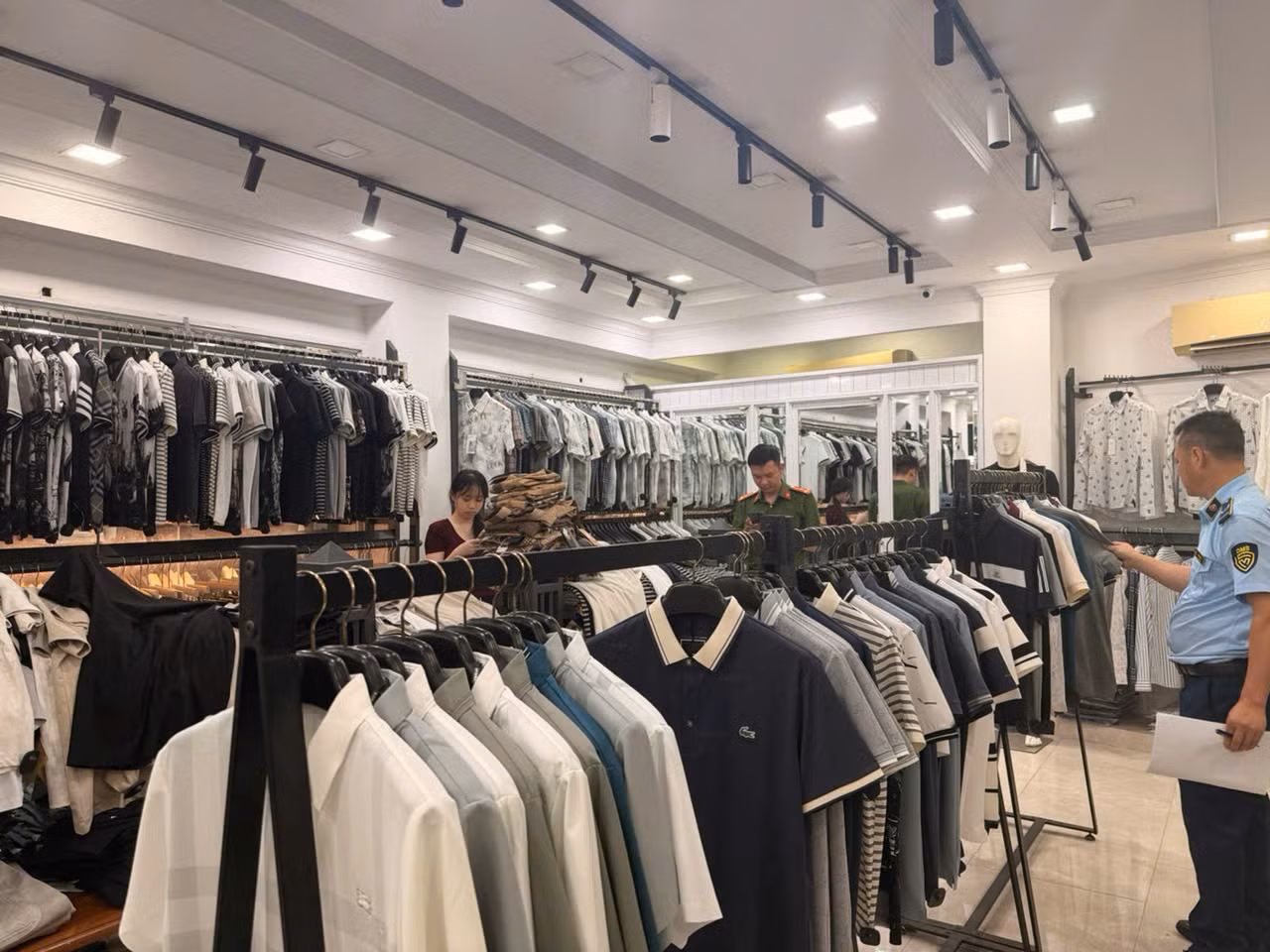 Quyết liệt chống hàng giả, vi phạm sở hữu trí tuệ từ cửa khẩu đến thị trường nội địa -0