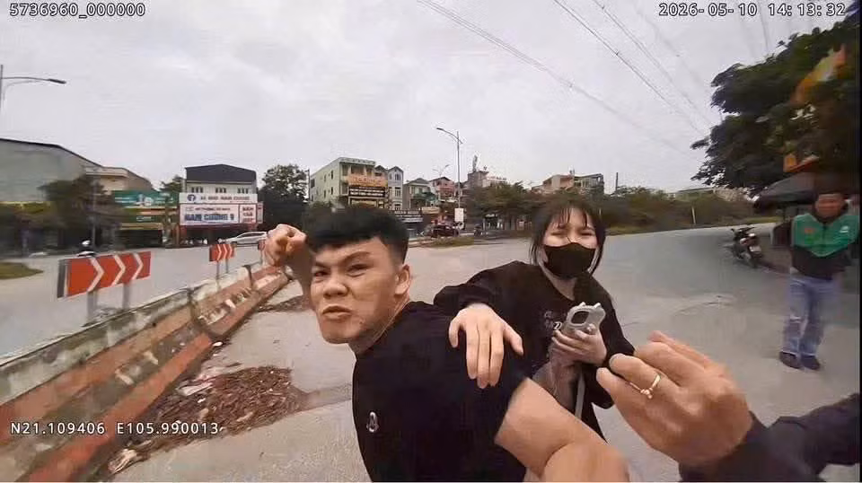 Khởi tố đối tượng tấn công CSGT khi bị kiểm tra nồng độ cồn -0