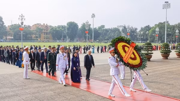 Đoàn đại biểu dự Đại hội Mặt trận Tổ quốc Việt Nam lần thứ XI vào viếng lăng Chủ tịch Hồ Chí Minh