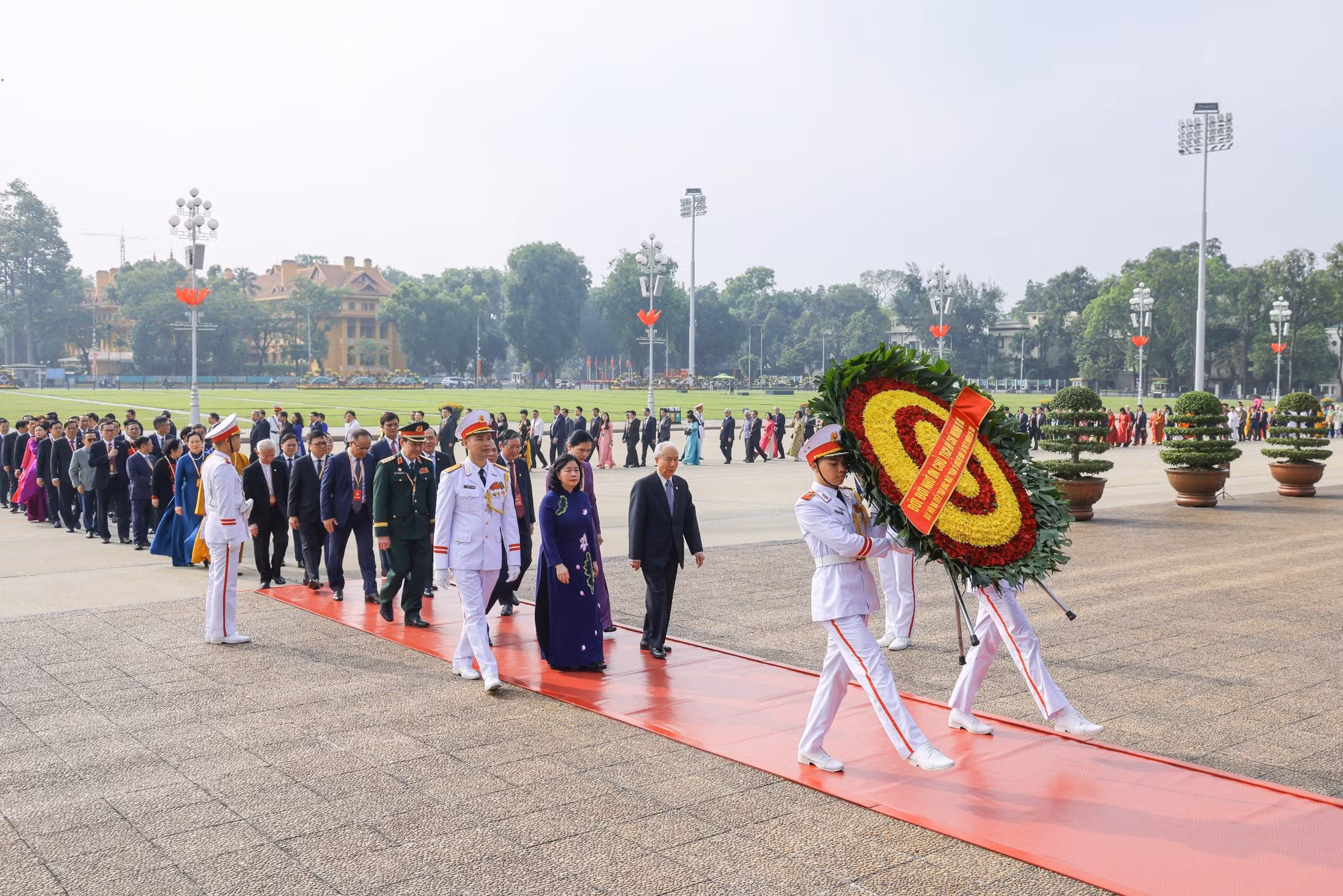 Đoàn đại biểu dự Đại hội Mặt trận Tổ quốc Việt Nam lần thứ XI vào viếng lăng Chủ tịch Hồ Chí Minh -0