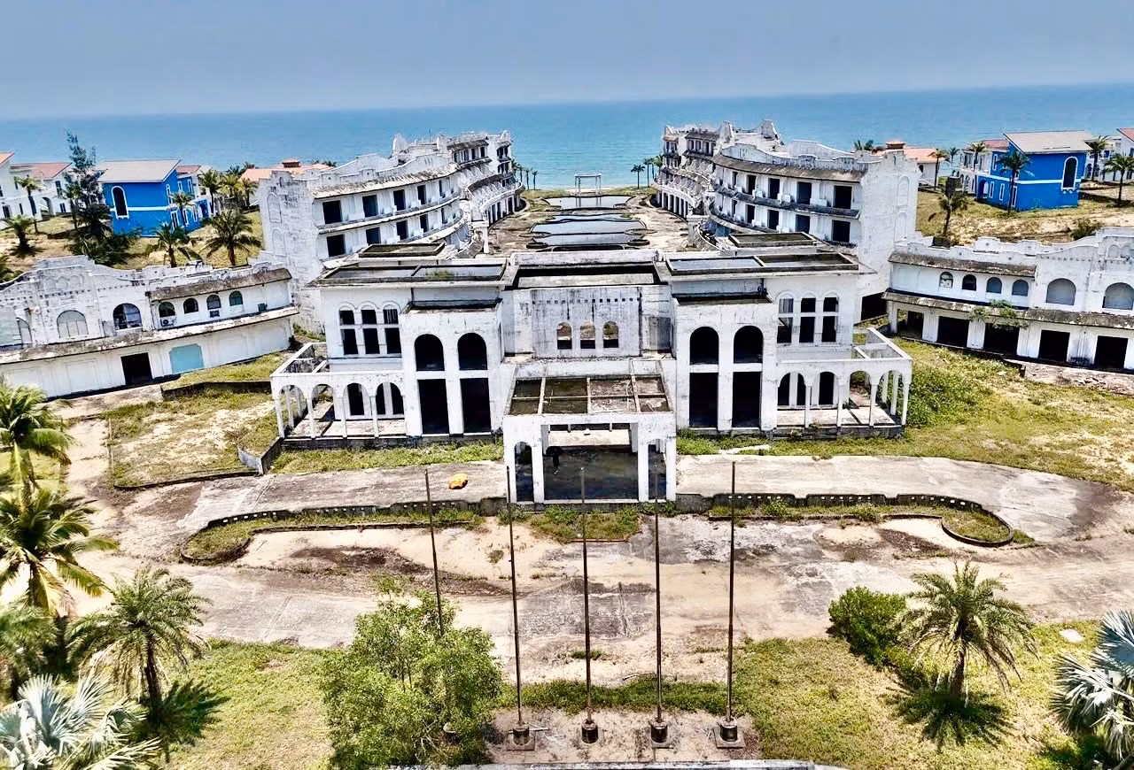 Nỗi buồn âm ỉ những bãi biển miền Trung. Bài 2: Nghịch lý mang tên “bờ biển vắng” -0