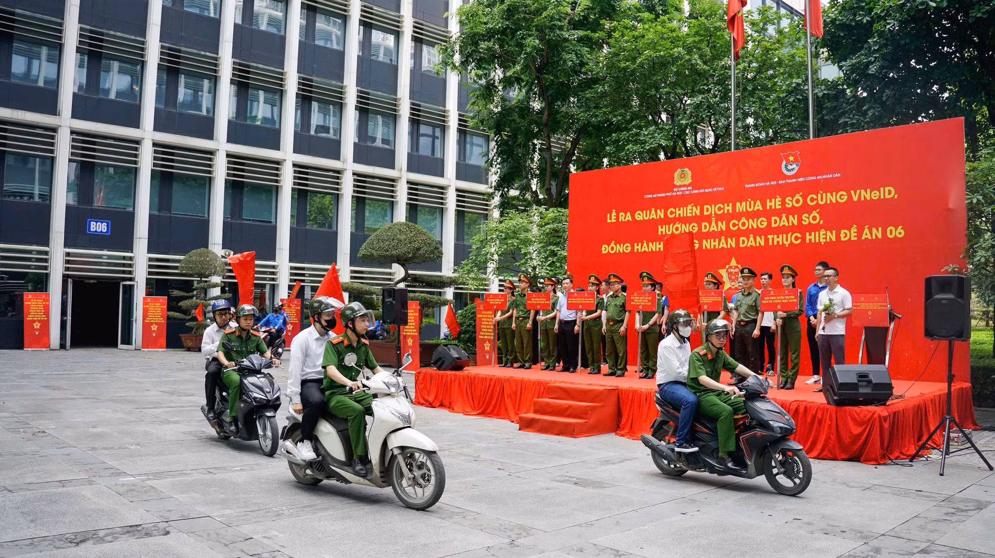 "Đi từng ngõ, gõ từng nhà" đưa tiện ích số đến với người dân ảnh 6