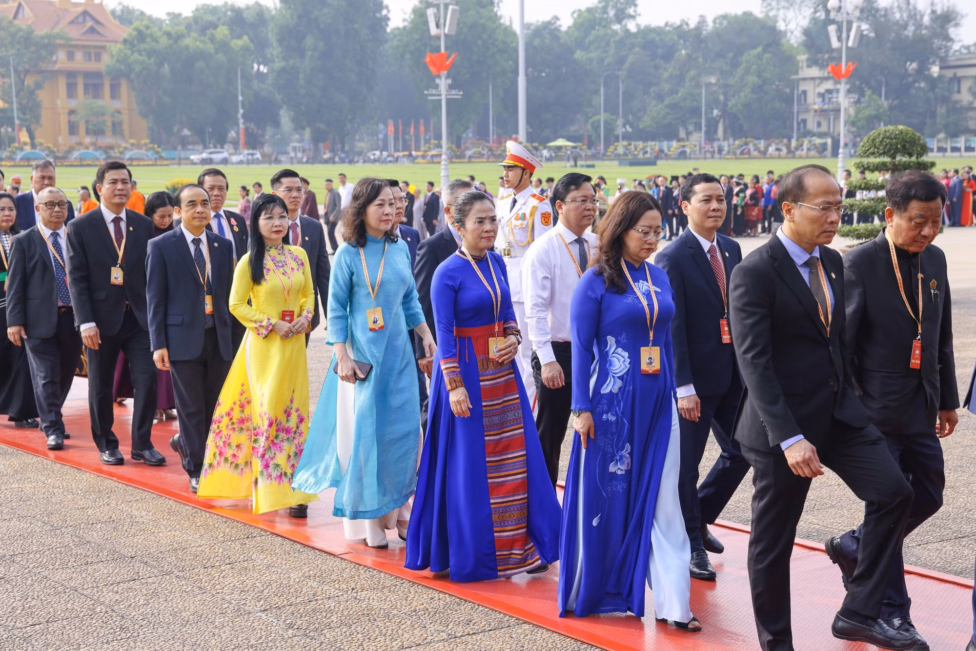 Đoàn đại biểu dự Đại hội Mặt trận Tổ quốc Việt Nam lần thứ XI vào viếng lăng Chủ tịch Hồ Chí Minh -0
