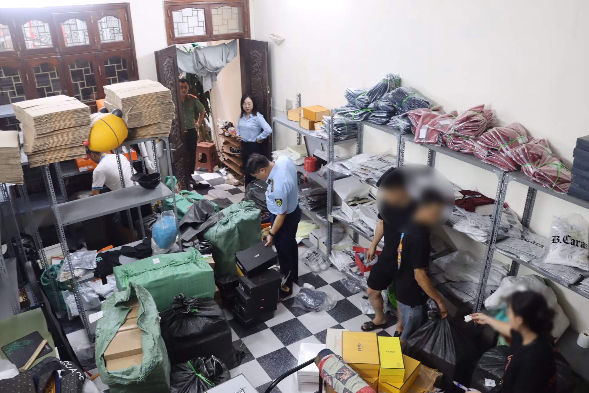 Phát hiện và tạm giữ hơn 700 sản phẩm quần áo, giày dép có dấu hiệu giả mạo nhiều thương hiệu nổi tiếng -0
