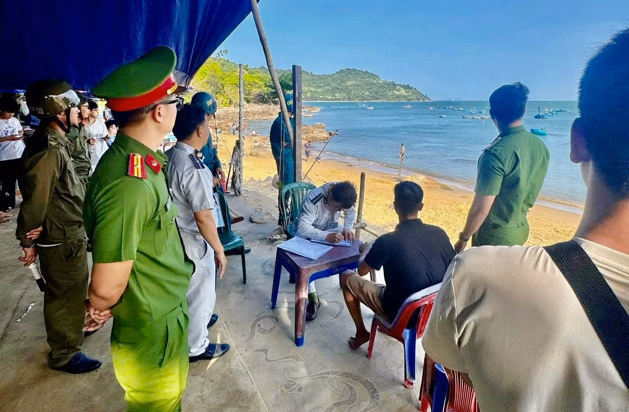 Nỗi buồn âm ỉ những bãi biển miền Trung. Bài 2: Nghịch lý mang tên “bờ biển vắng” -0