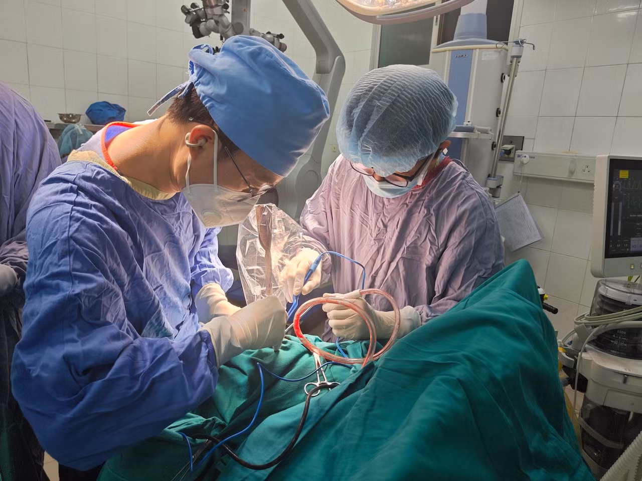Cứu bé trai bị dao cắm vào đầu trong lúc chơi đùa -0