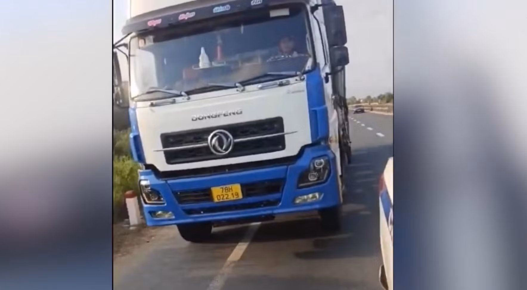  Truy chặn tài xế bất chấp hiệu lệnh CSGT lái xe tải lạng lách trên QL1A -0