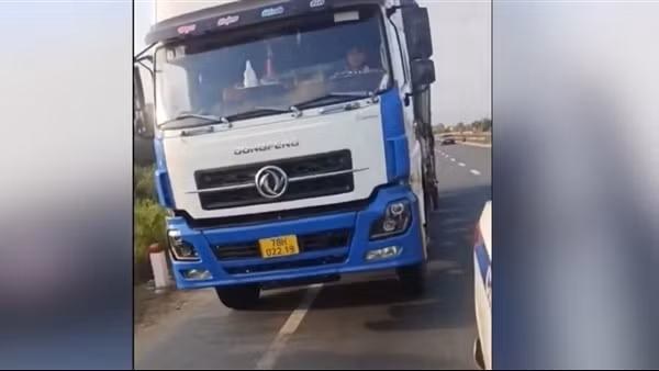 Truy chặn tài xế bất chấp hiệu lệnh CSGT, lái xe tải lạng lách trên QL1A