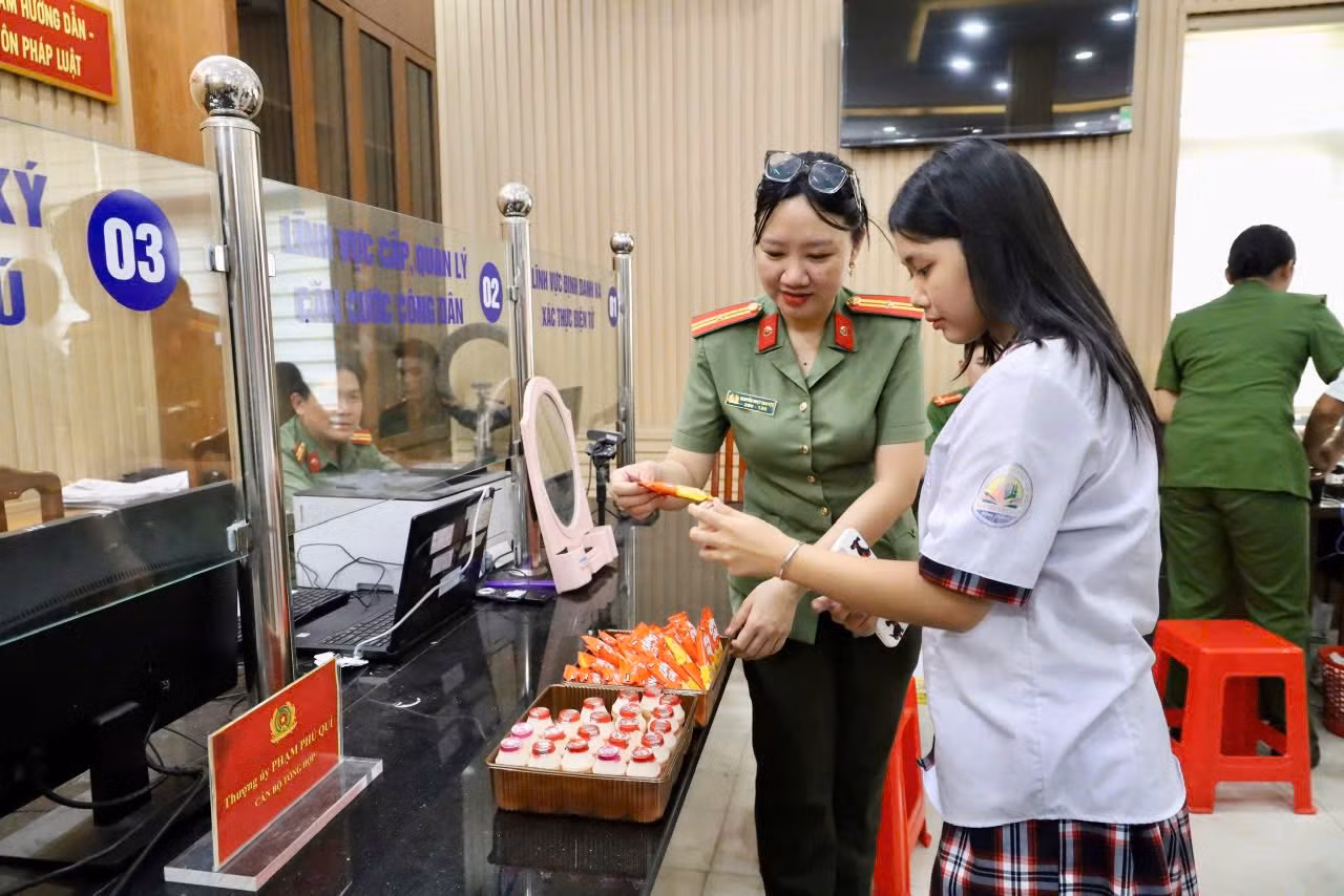 Tất cả vì sĩ tử: Công an TP Hồ Chí Minh tăng tốc cấp căn cước cho học sinh -2