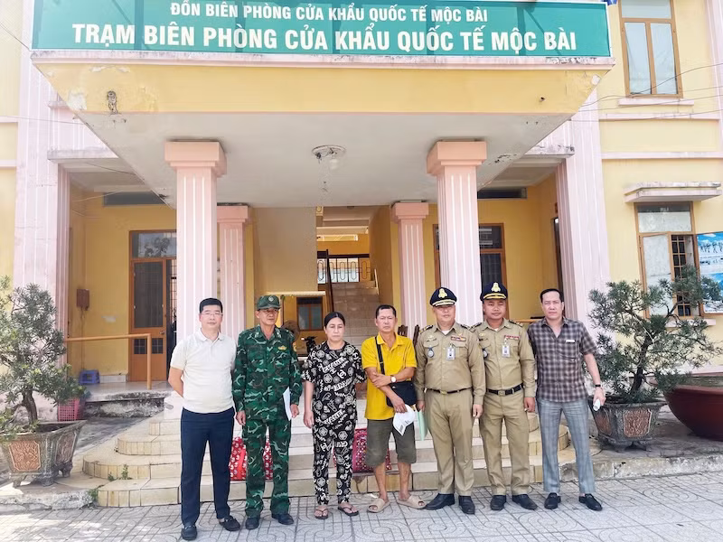 Bắt hai vợ chồng trốn truy nã 19 năm lẩn trốn tại Campuchia -0