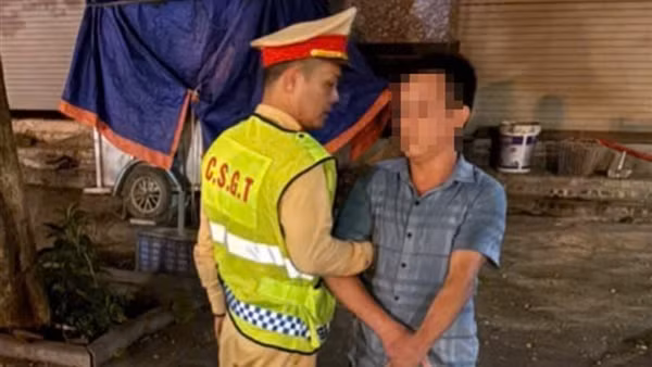 CSGT tuần tra, bắt giữ gã đàn ông mang theo ma tuý