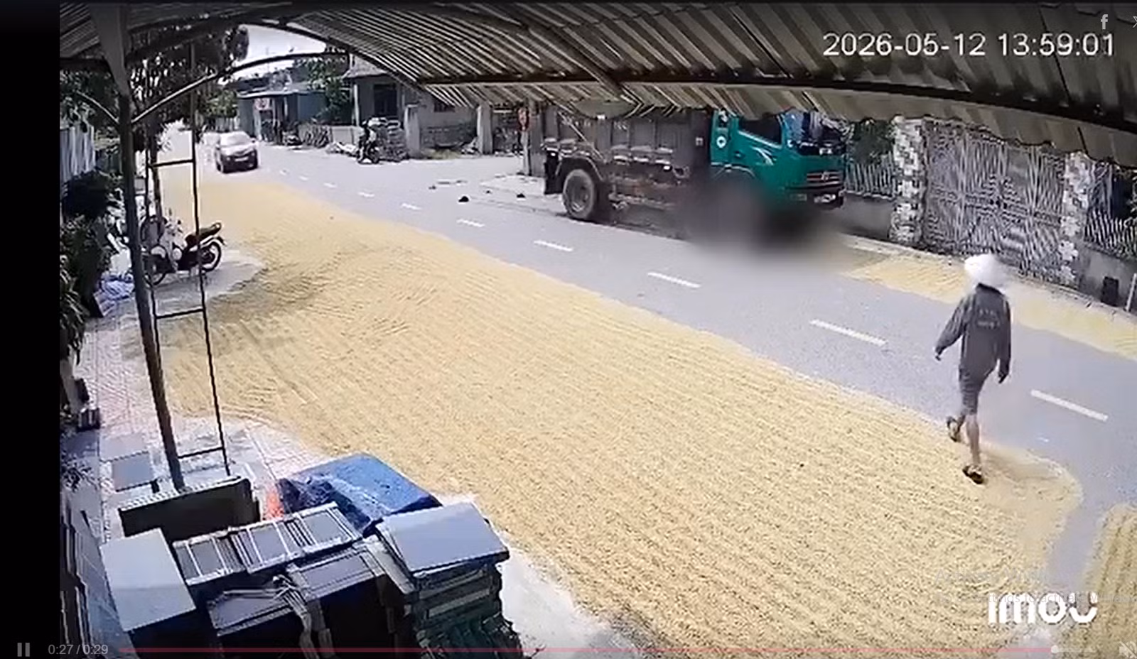 Người đàn bà dùng cào tấn công tài xế khi bị nhắc nhở phơi lúa trên đường -0
