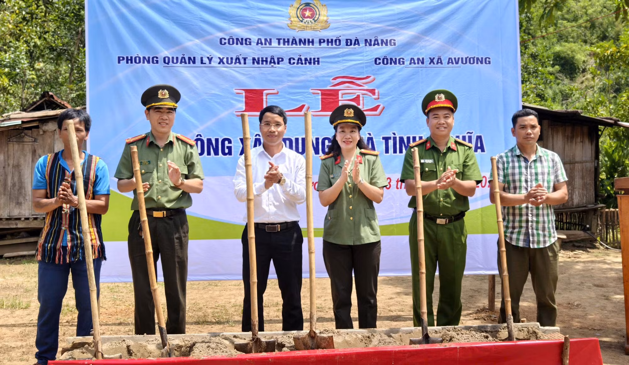 Xây dựng nhà tình nghĩa cho hộ nghèo Cơtu ở vùng biên giới Đà Nẵng -0
