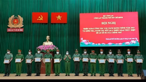 Công an TP Hồ Chí Minh tập huấn điều lệnh, quân sự, võ thuật ảnh 2