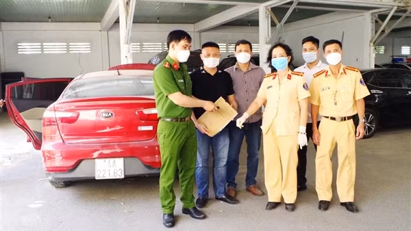 CSGT truy đuổi khống chế đôi nam nữ “ăn bay” ảnh 2