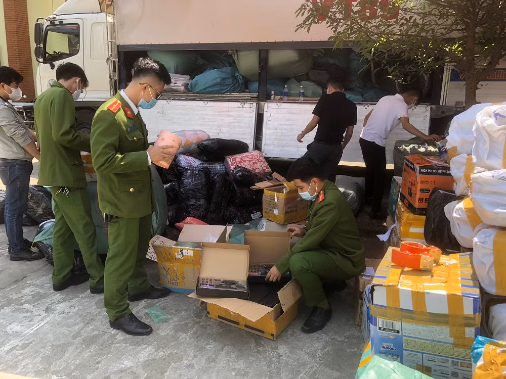 Bắt giữ ô tô vận chuyển nhiều hàng cấm, hàng không rõ nguồn gốc -0