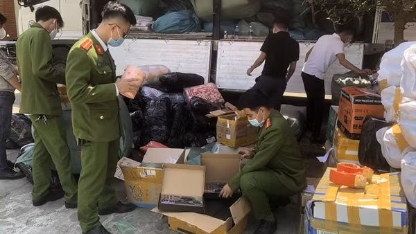 Một ngày phát hiện 3 vụ vận chuyển hàng hóa không đúng quy định ảnh 4