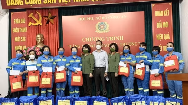 Trao tặng “Quán yêu thương” giúp các gia đình khó khăn từng bước thoát nghèo ảnh 5