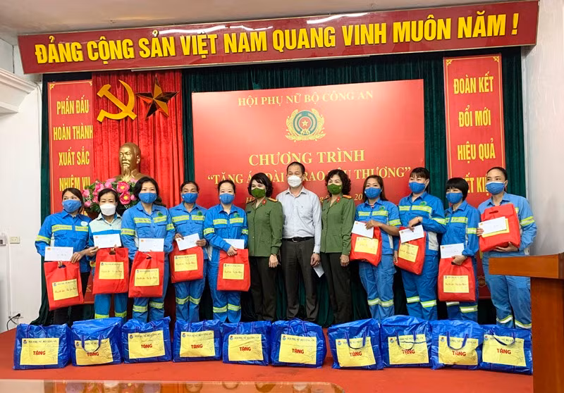 Tặng áo dài, trao gửi yêu thương đến chị em phụ nữ có hoàn cảnh khó khăn -0