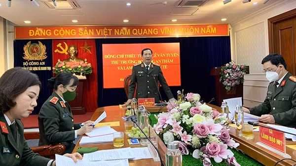 Thứ trưởng Lê Văn Tuyến kiểm tra công tác tại Cục Y tế