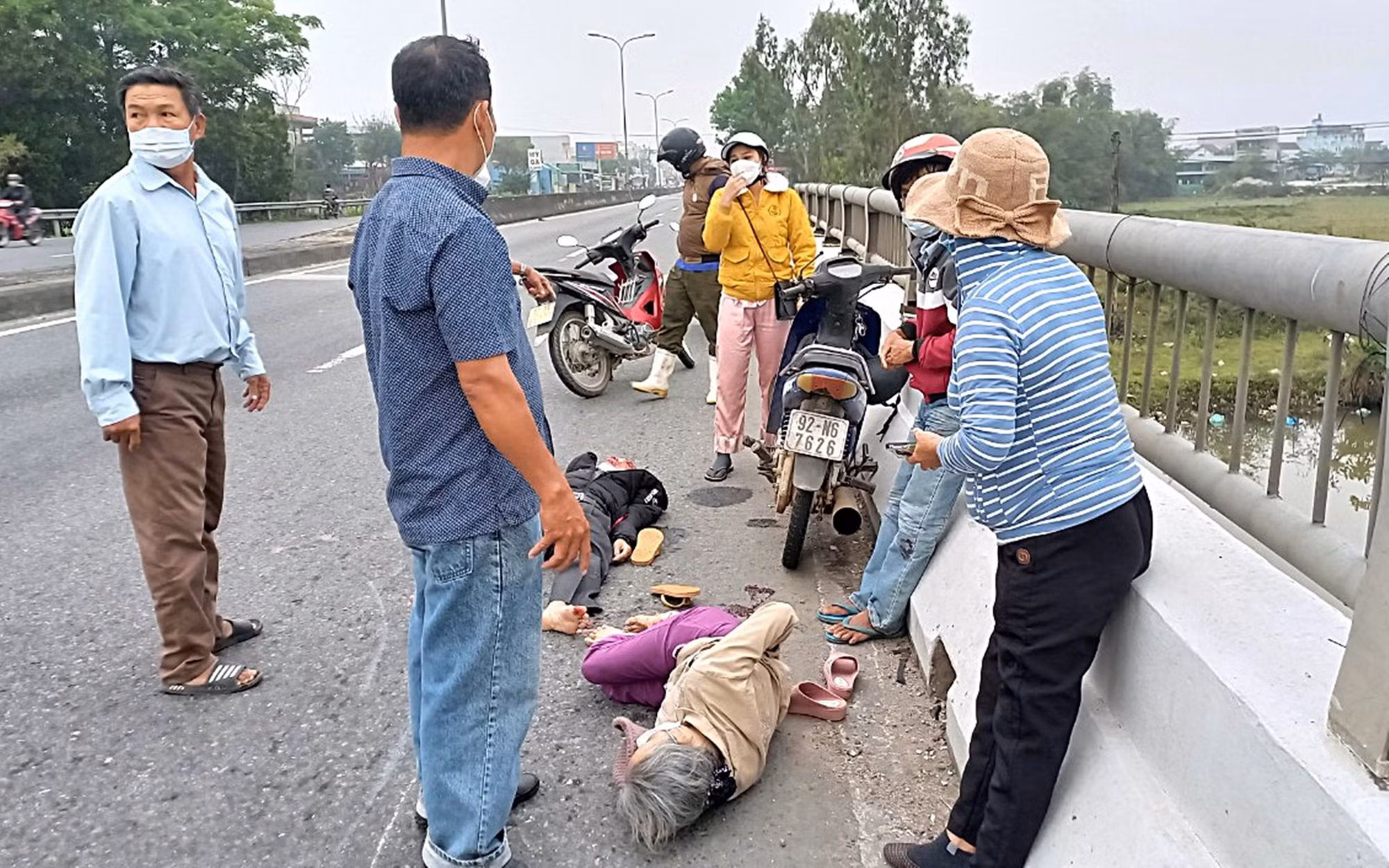 Va chạm với xe đầu kéo, 3 người đi xe máy trọng thương -0